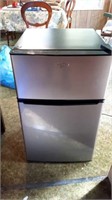 Whirlpool Bar fridge.32 ins. H 19 ins. W×20.5