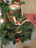 Tote w/ Lid & Xmas Decor + Xmas Wreath