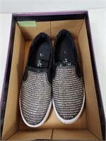 LIKE NEW Skechers: Memory Foam Shoes (Size: 8)