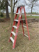 FIBERGLASS LADDER 6 FT