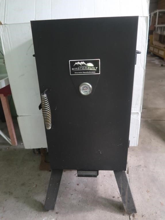 Master Built Electric Smoke House w/Hickory Chips