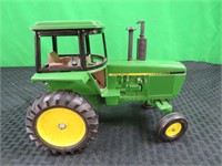 JD toy Tractor w / cab