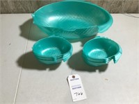 Plastic fish serving bowl w/ 6 matching fish