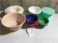 Lot of plastic bowls (15 - one w/ lid)