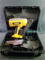 DeWalt DC628 18V DV 15 GA. ANGLED FINISH NAILER