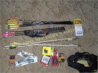 19 ARROWS W/VISTA BRAND SCABBARD & ACCESSORIES