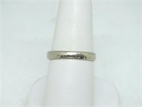 18K WHITE GOLD ETCHED BAND