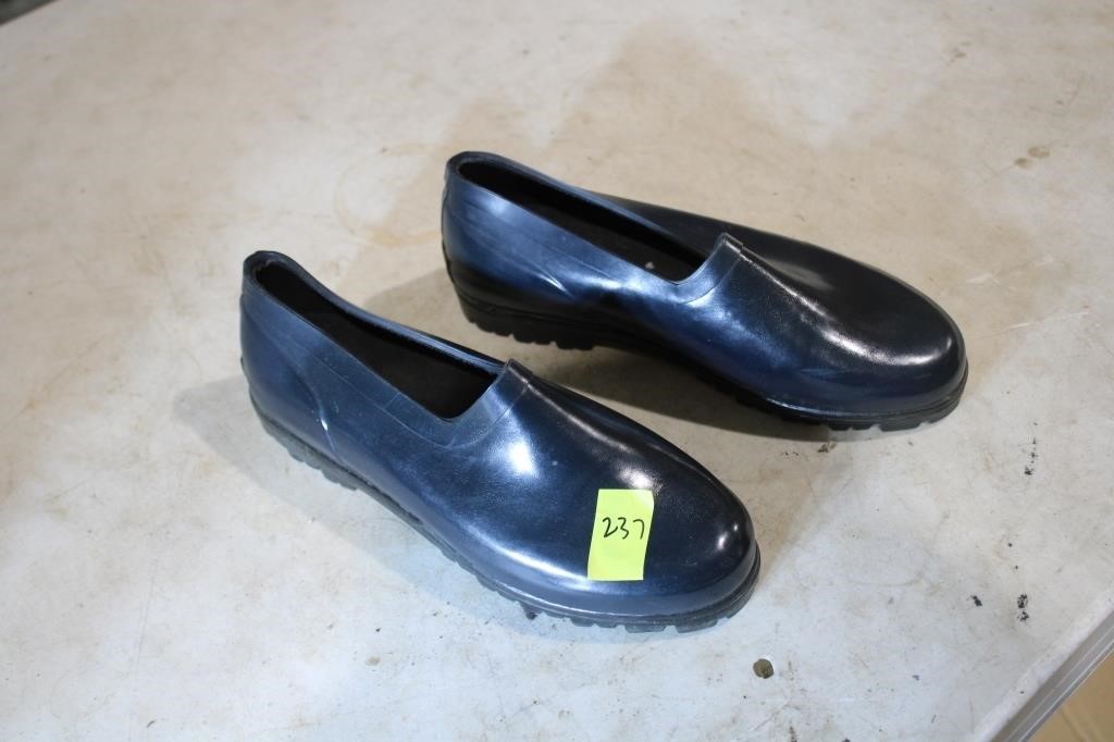 Thermolite rain shoes (size 7)