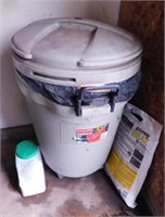 Rubbermaid Roughneck 32 gal. rolling garbage can