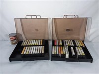 Paire de coffret de plastique + 48 cassettes audio