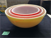 vintage Pyrex mixing bowls