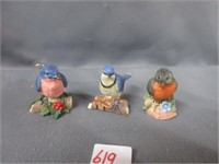 bird figurines .