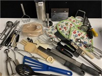 ASSORTED KITCHEN UTENSILS AND POTHOLDERS