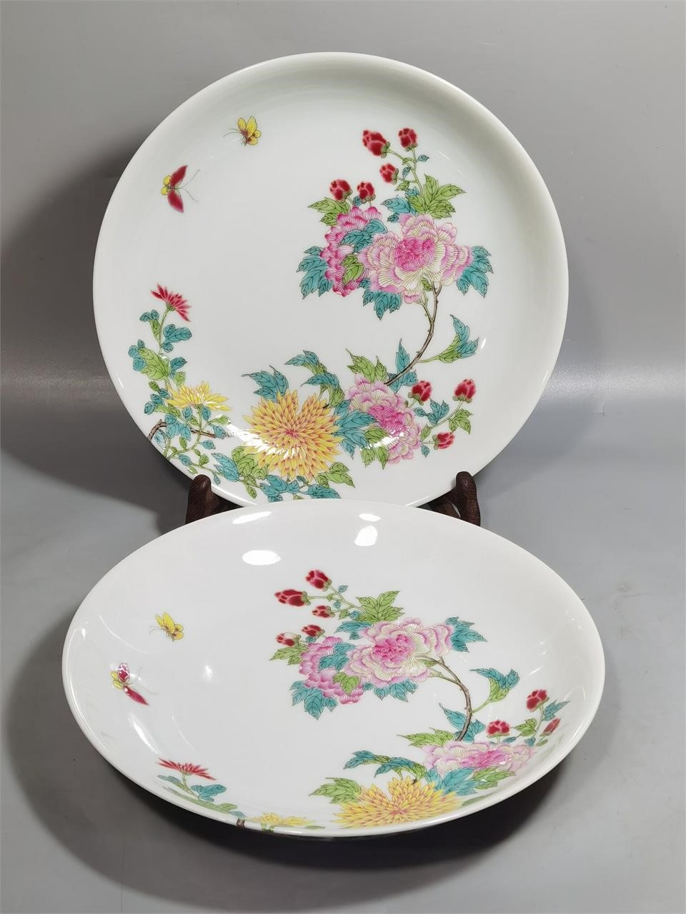 Chinese famille rose porcelain plate pair