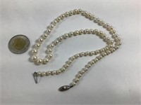 Collier de vraies perles, fermoir en argent.