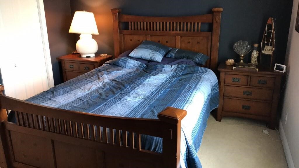 Oak queen size bed & pr. End tables