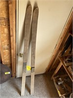 ANTIQUE WOODEN SKIS