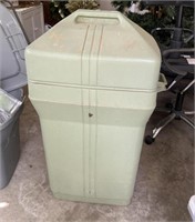 Garbage can w/lid -guessing 30-33 Gal. Measures