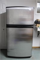 Whirlpool Gold fridge with top freezer