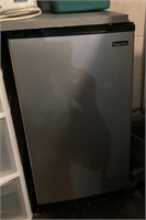 Magic Chef mini refrigerator --works
