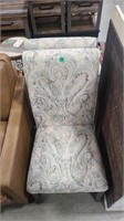 2 ARMLESS ACCENT CHAIRS 20" X 20" X 19" SEAT