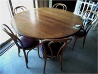 Round Oak Pedestal Table w/5 Bentwood Chairs