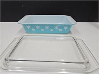 Nice 2qt Pyrex Glass Snow Flake Dish w Chip Lid