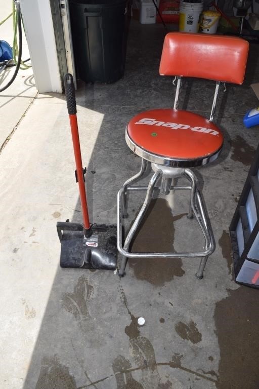 SNAP ON STOOL & DUST PAN