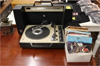 Vintage GE WIldcat Record Player w/ 45 records