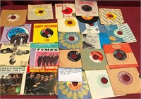 810 - LARGE LOT OF MIXED GENRE 45's W/ SLEEVES