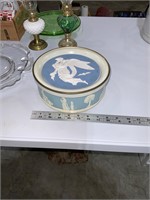 wedgewood style biscuit tin