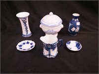 Six blue and white china items: 6" high