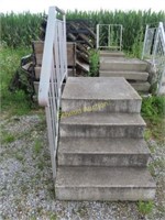 Fiberglass stairs w/rail 32" tall