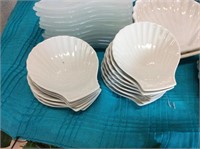 13 clamshell dishes