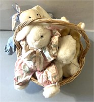 Basket with Easter bunnies