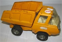 Vintage Tonka metal dump truck. Measures 8.5"