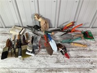Various Paint Brushes: Small Hand Garden Tools