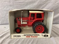 1/16 SCALE ERTL INTERNATIONAL 1568 TRACTOR