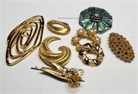 8 Brooches/Pins