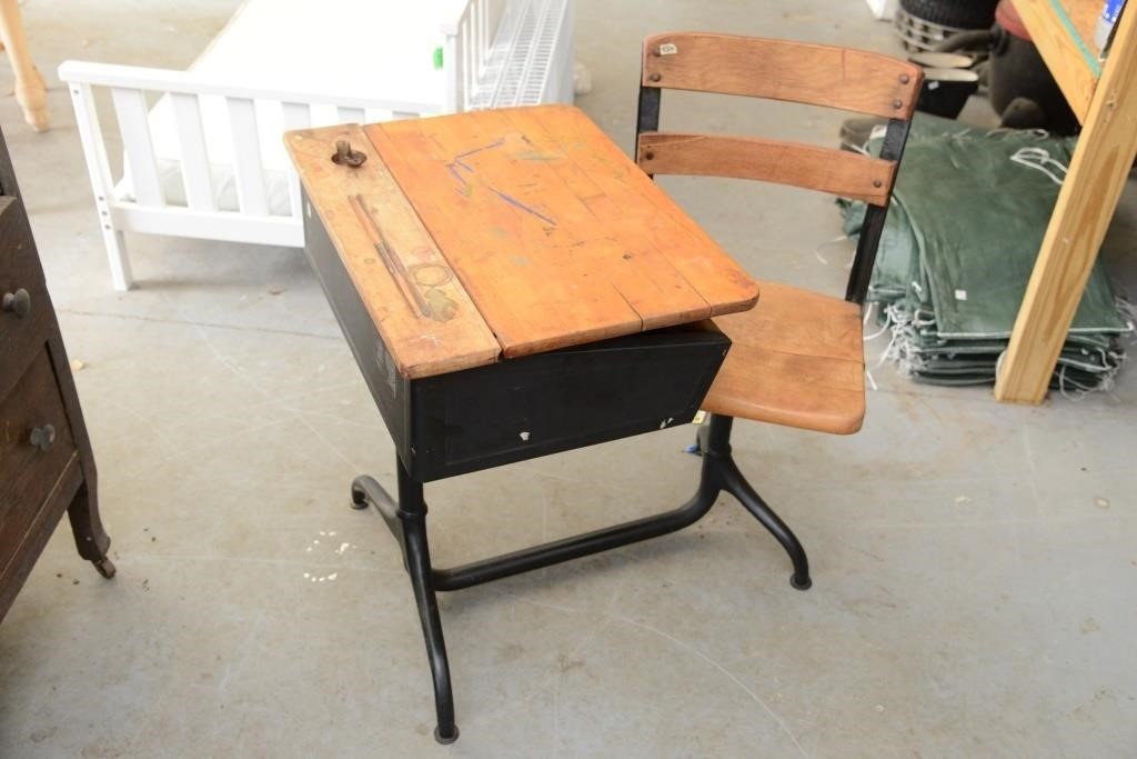 VINTAGE STUDENT DESK WITH ROTATING CHAIR
