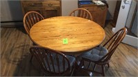 Oak dining table with 6 chairs, and 3 leaves