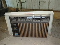 Window Air conditioner - works ( per owner) 14" T