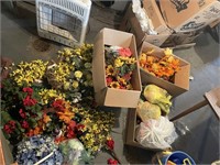 LARGE LOT OF VARIOUS SPRING & FALL DECORATIONS