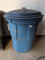 Rubbermaid trash can w lid