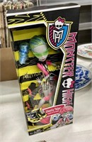 MONSTER HIGH GHOULIA YELPS DOLL IN BOX
