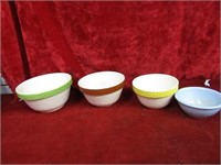 (4)Nesting stoneware bowls.