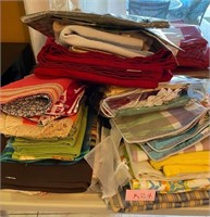 V - MIXED LOT OF TABLE & KITCHEN LINENS (K24)