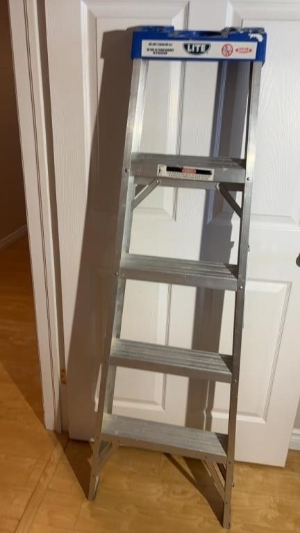 5ft aluminum step ladder. Good condition