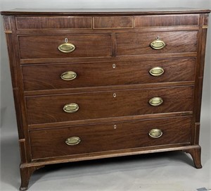 Hepplewhite chest of drawers ca. 1810; in