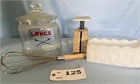 Lance Cracker Jar, Scale